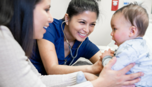 Photo d'un bébé avec sa mère et d'une infirmière