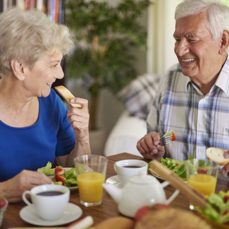 image couple en train de manger