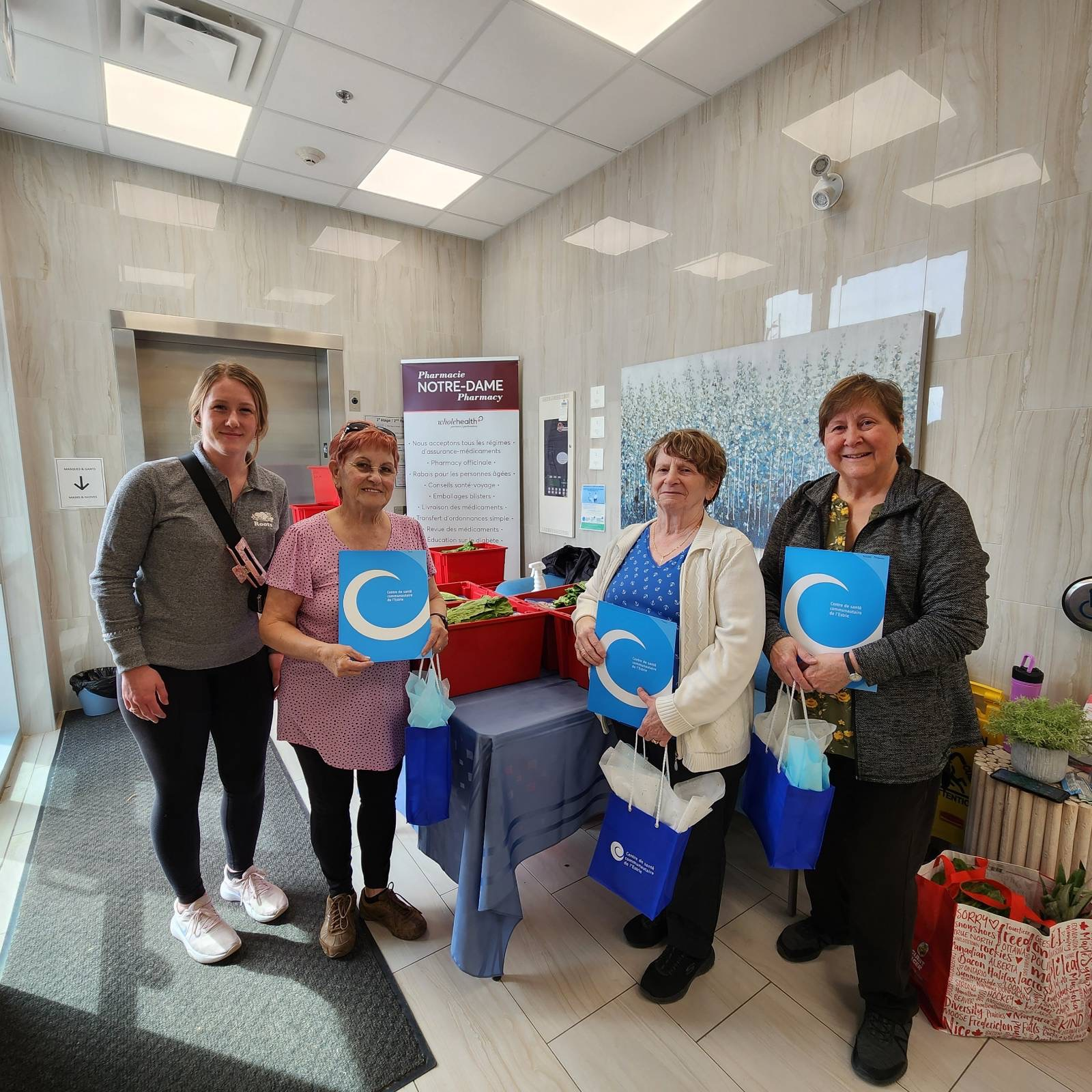 Emilie Duquette, agente de santé communautaire au CSCE ainsi que Eva, Toni et Nicole nos bénévoles de la Boîte verte à Embrun.